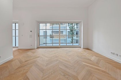 HOFLAGE mit BALKON! Luxus-Erstbezug mit 3,30 m Raumhöhe im 1. Obergeschoß