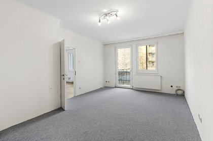 Hofruhelage! Vielfältiger 3-Zimmer-60er-Jahre-Neubau mit kleinem Balkon