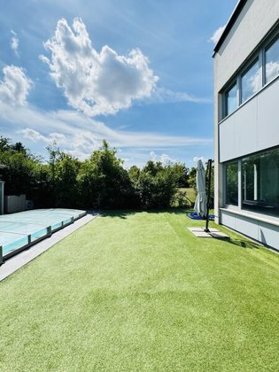 Leben im Grünen direkt am Golfplatz und in unmittelbarer Nähe zur Stadt. Leben im Grünen direkt am Golfplatz und in unmittelbarer Nähe zur Stadt.