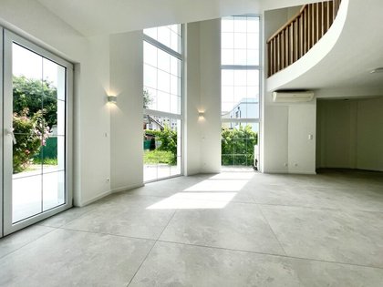 VILLA AM BADETEICH HIRSCHSTETTEN I ERSTBEZUG I KLIMATISIERT I 2 STELLPLÄTZE I GROßE AUßENFLÄCHEN I FUSSBODENHEIZUNG I RUHIGE LAGE VILLA AM BADETEICH HIRSCHSTETTEN I ERSTBEZUG I KLIMATISIERT I 2 STELLPLÄTZE I GROßE AUßENFLÄCHEN I FUSSBODENHEIZUNG I RUHIGE LAGE