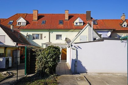 Für Kleinfamilien und Paare: Wohnhaus mit Eigengarten und Stellplatz in Rannersdorf