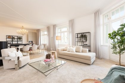STILVOLL WOHNEN IM HERZEN WIENS - WOHNSALON, BALKONE UND AUSBLICK MIT ALTBAU-CHARME STILVOLL WOHNEN IM HERZEN WIENS - WOHNSALON, BALKONE UND AUSBLICK MIT ALTBAU-CHARME