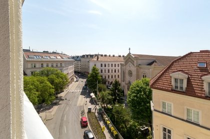 Südseitiger Altbau mit schönem Ausblick! Sanierungsbedürftige 3,5-Zimmer-Wohnung im 3. Stock Südseitiger Altbau mit schönem Ausblick! Sanierungsbedürftige 3,5-Zimmer-Wohnung im 3. Stock
