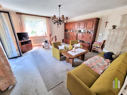Ein- bis Zweifamilienhaus mit Garage aus den 70ern Ein- bis Zweifamilienhaus mit Garage aus den 70ern