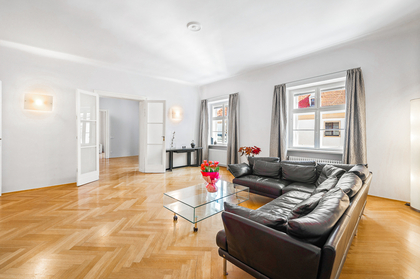 185 m² Altbaujuwel im Jesuitenviertel ? Ihr Wohntraum in der Schönlaterngasse 185 m² Altbaujuwel im Jesuitenviertel ? Ihr Wohntraum in der Schönlaterngasse