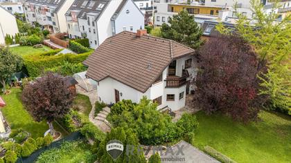 "Charmantes Einfamilienhaus mit Pool, großem Garten und modernem Wohnkomfort"