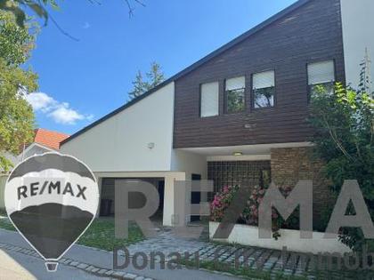 "Einfamilienhaus mit 1110m² Grund mitten im Ort!" "Einfamilienhaus mit 1110m² Grund mitten im Ort!"