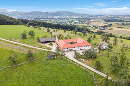 FÜR PFERDE-LIEBHABER! Traditioneller Vierkanthof mit 6 Boxen FÜR PFERDE-LIEBHABER! Traditioneller Vierkanthof mit 6 Boxen