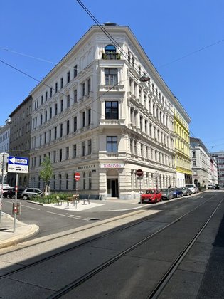 Prestigehaus Sanierungsbedürftige Altbauwohnungen mit Potenzial Prestigehaus Sanierungsbedürftige Altbauwohnungen mit Potenzial