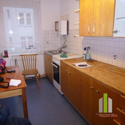 Ältere renovierungsbedürftige Wohnung Ältere renovierungsbedürftige Wohnung