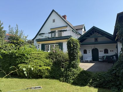 Stilvolles Haus in Bestlage von Wiener Neustadt ? Großes Grundstück mit Pool, Altbaumbestand & großer Garage