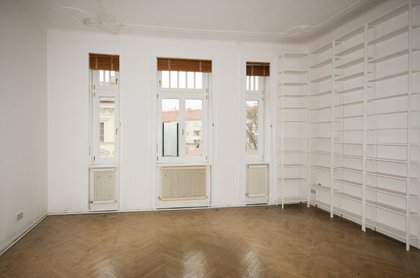 3-ZIMMER-ALTBAU MIT BALKON - SANIERUNGSBEDÜRFTIG IN TOP LAGE!