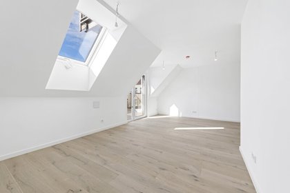HERRLICHE DACHGESCHOSSWOHNUNG MIT BALKON UND FAN COIL KÜHLUNG