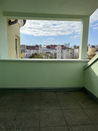 Unbefristete Dachgeschoßwohnung (mit Klimaanlage) mit Hofruhelage und Terrasse in der Flurschützstraße