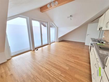 Ideal für Singles oder Paare ? neuwertige Mansardenwohnung mit Balkon und Carport