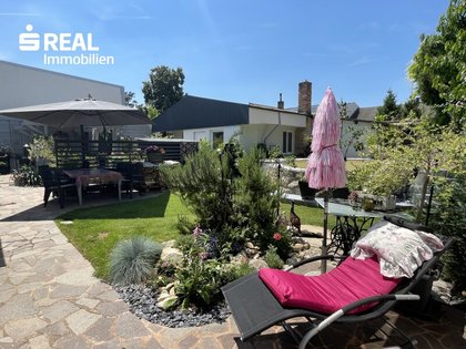 Einfamilienhaus mit separatem Wohneinheit, schönem Garten mit Swimming Pool und Garage!