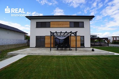 Modernes Traumhaus mit Carport und südseitigem Garten