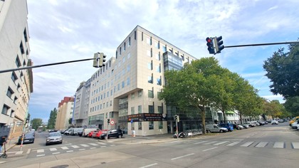 Lichtdurchflutete Gewerbefläche mit großzügiger Schaufensterfront