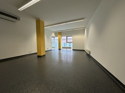 Moderne Bürofläche mit heller und lichtdurchfluteter Arbeitsatmosphäre