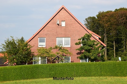 Einfamilienhaus mit Scheune und Garagengebäude