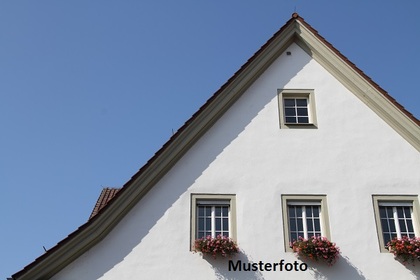 Einfamilienhaus mit Nebengebäude