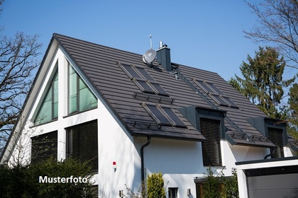 2-Familienhaus mit Carport