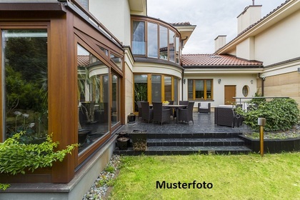 Einfamilienhaus mit Terrasse und Garage