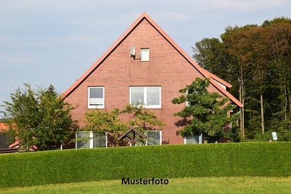 Schönes Wohnhaus mit Garten und Garage