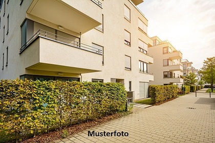 Noch im Bau befindliches Mehrfamilienhaus mit Pkw-Stellplätzen