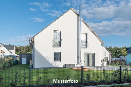 2-Familienhaus mit Carport