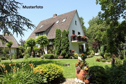 Einfamilienhaus mit Garage und Pkw-Stellplatz