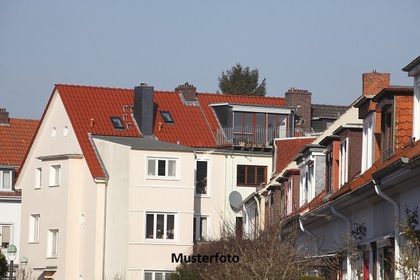 Einfamilienhaus mit Garage und Pkw-Stellplatz