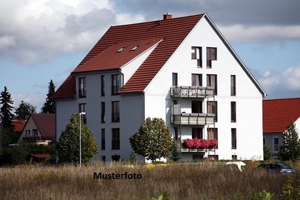 Ehemalige Hofstelle mit Stall, Maschinenhalle und Garage