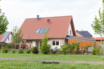 Einfamilienhaus mit Garage und Garten