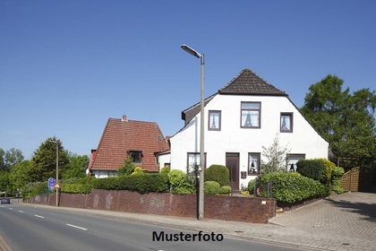 Mehrfamilienhaus mit Garage und Gartenhütten