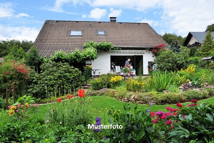 Einfamilienhaus mit Nebengebäuden