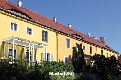 Mehrfamilienhaus mit Garage und Gartenhütten