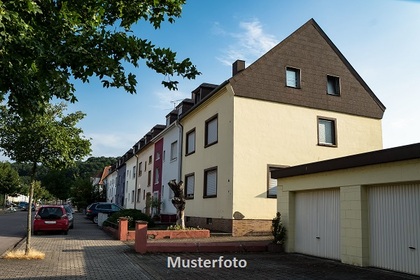 Einfamilienhaus mit Pkw-Stellplätzen