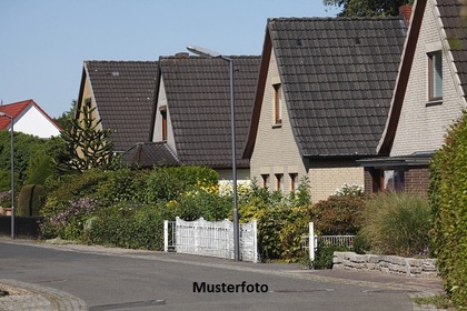 Einfamilienhaus mit Nebengebäuden