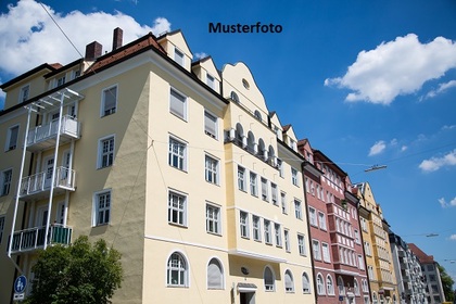 Mehrfamilienhaus mit Garage und Gartenhütten