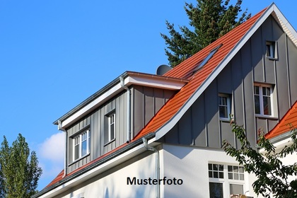 Einfamilienhaus mit Garage und Gartenhaus