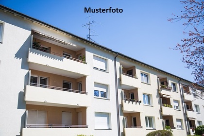 Mehrfamilienhaus mit Carport