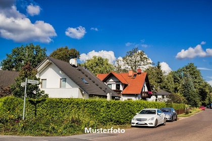 Einfamilienhaus mit Nebengebäuden