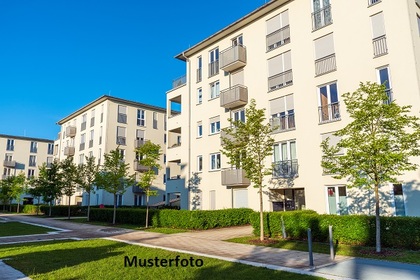 Wohn- und Geschäftshaus mit Balkon und Terrassen