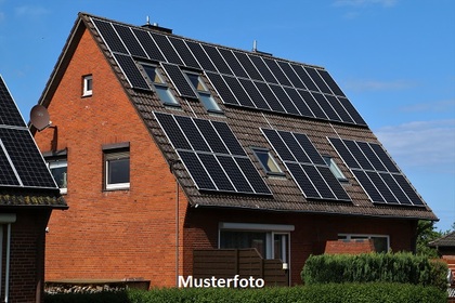 Einfamilienhaus mit Garage und Gartenhaus