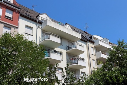 Mehrfamilienhaus mit Carport