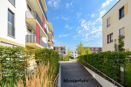 Wohn- und Geschäftshaus mit Balkon und Terrasse