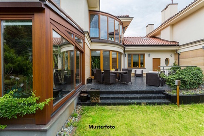 Einfamilienhaus in Hanglage mit Balkon