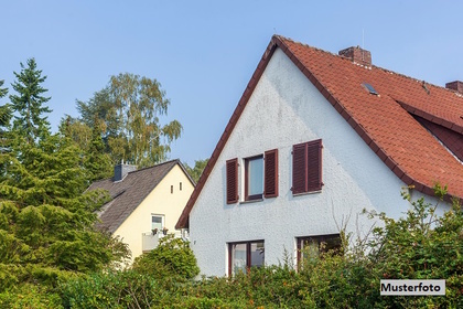 Zwei Einfamilienhäuser mit Terrasse