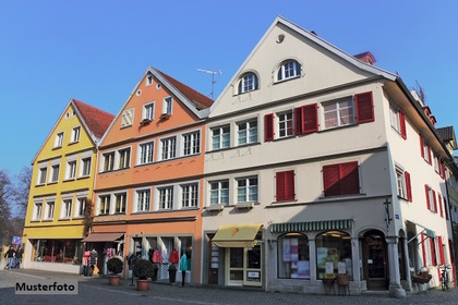 Wohn- und Geschäftshaus mit Balkon und Terrassen